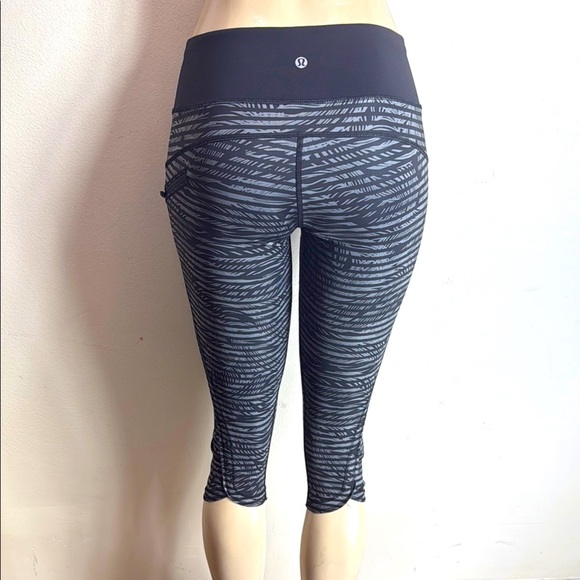 (L2) Lululemon Black and Gray Printed Short Leggings, Size 6 - Picture 2 of 13